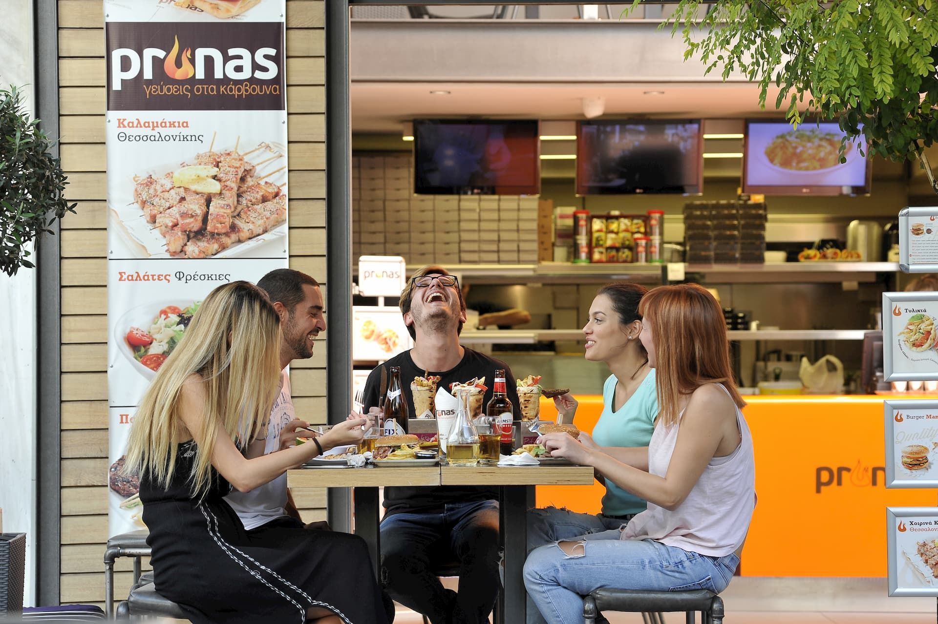 Ο χώρος του Prunas με κόσμο στα τραπέζια