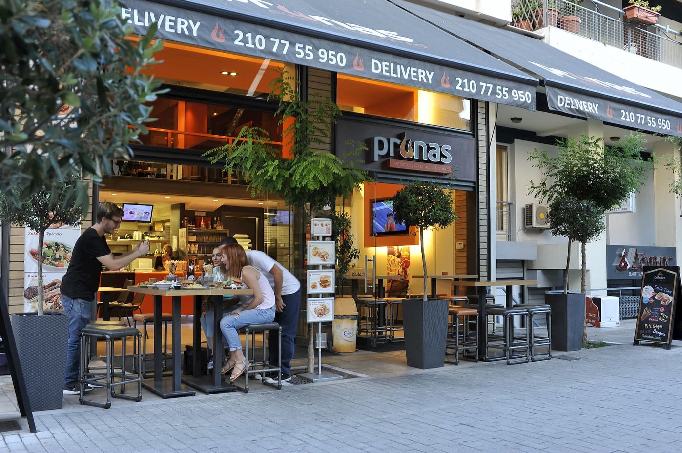 Ο εξωτερικός χώρος του Prunas με τραπέζια