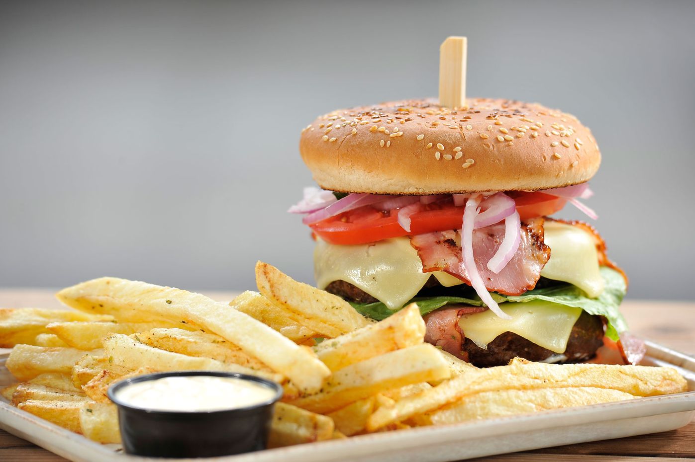 Burger με πατάτες και σως